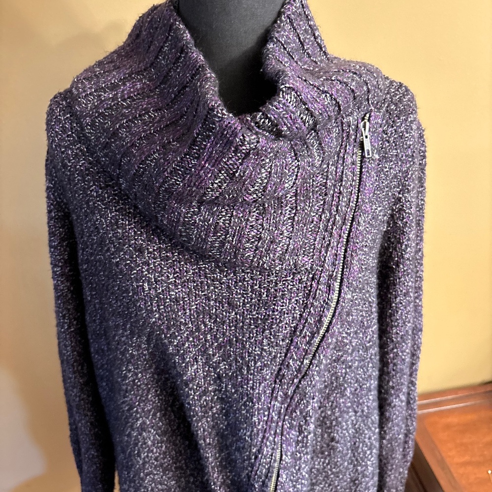 Front diagonal zippered high neck sweater